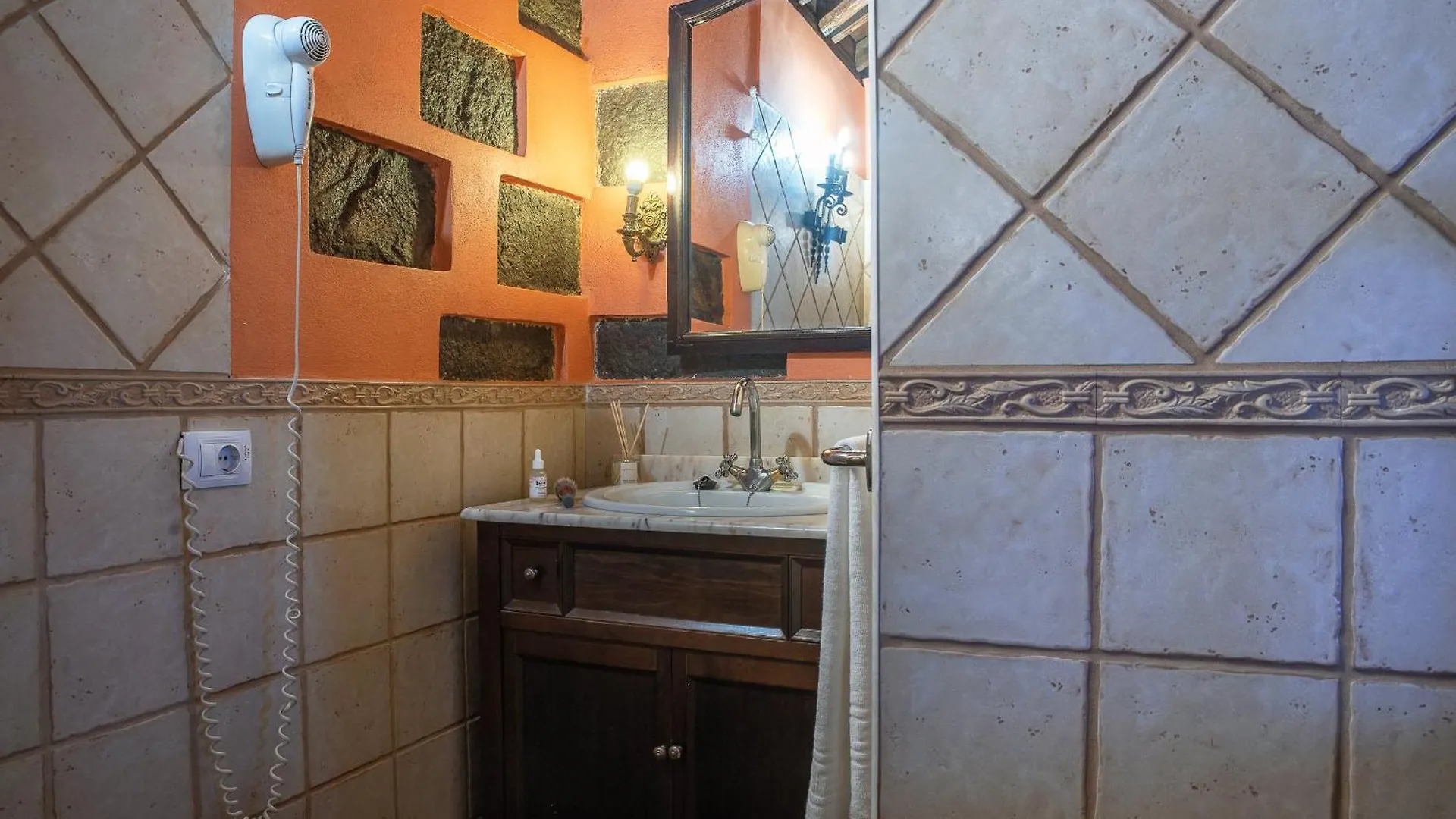 Tulia Guesthouse & Coworking Los Realejos 0*,