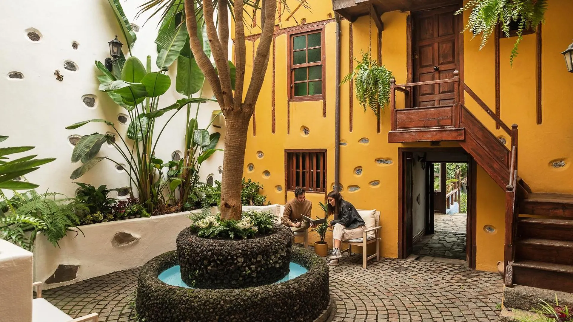 Tulia Guesthouse & Coworking contacts